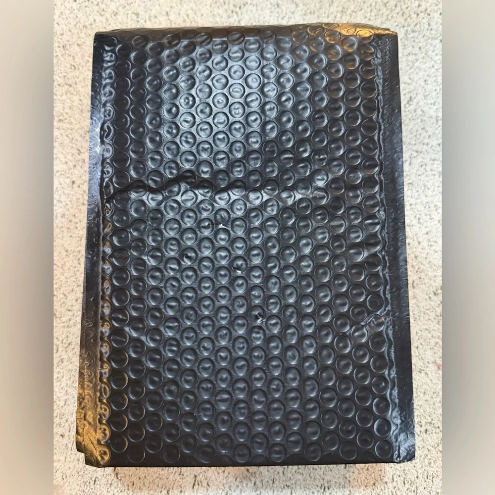 20 Pack - 6”x9” Black Self-Sealing and Padded Bubble Mailers